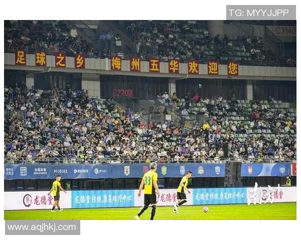 鹿晗与足球明星亲密合影展现运动激情与友谊瞬间