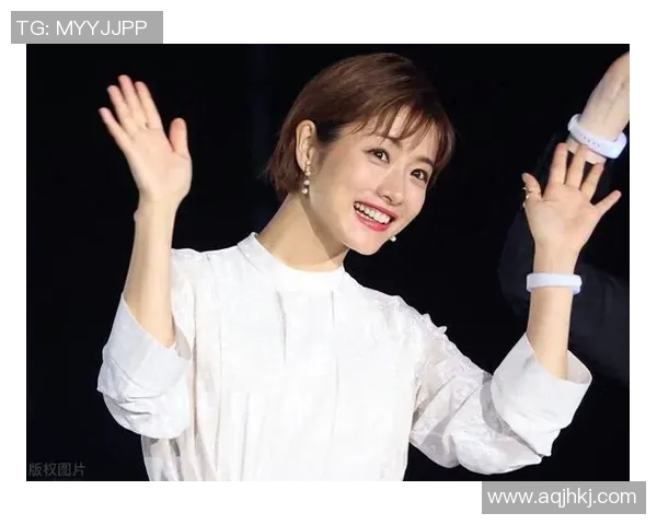 石原里美与足球明星亲密合照展现运动与魅力的完美结合